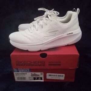 BRAND NEW!!!! Women's Skechers Performance